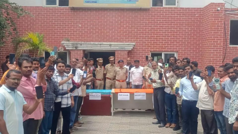 Banjara Hills police Returns 67 Lost Mobile Phones To Owners