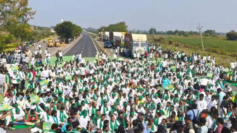 Adilabad Farmers protest against restrictions in procurement of cotton, soy 