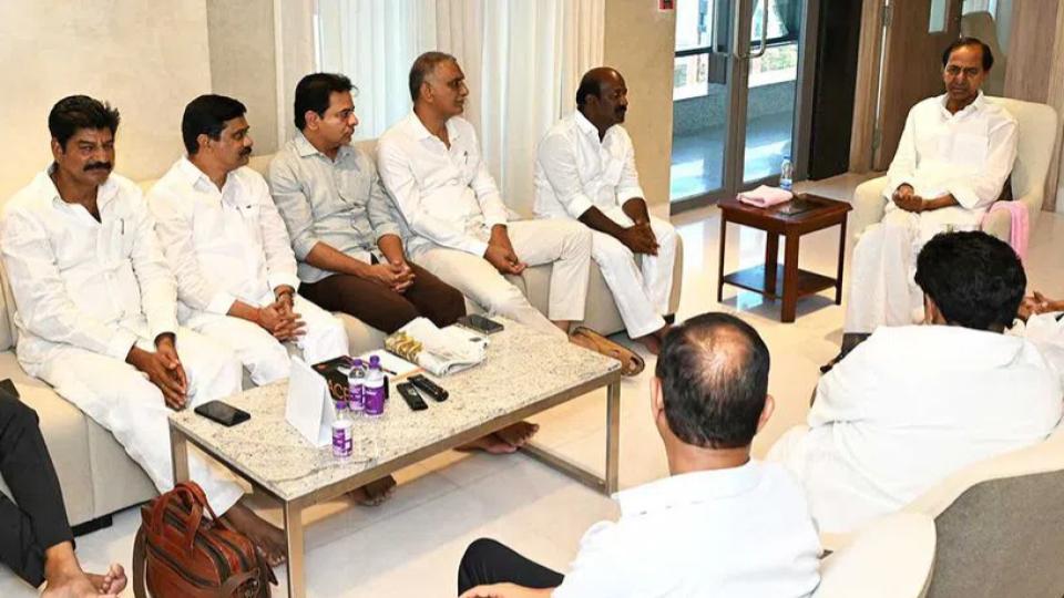 KCR meets BRS leaders, discusses public issues