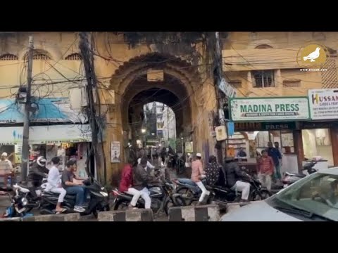 Passers-by escape as Devan Devdi Gate wall collapses 