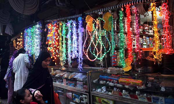 peopleareengageinshoppingaheadofmiladunnabi
