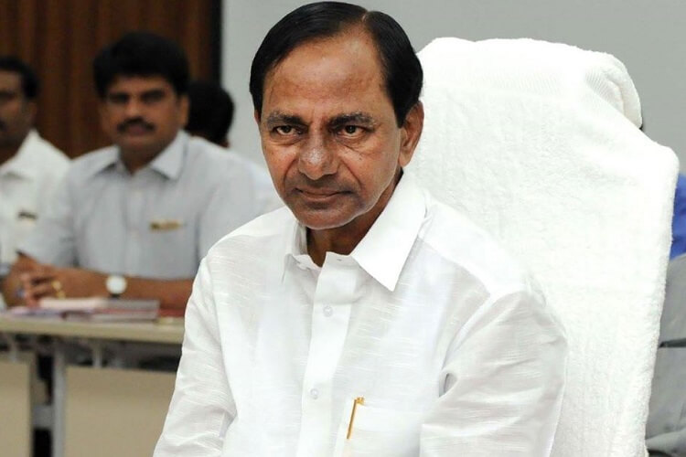 KCR hands over Rs 25 lakh cheque to constable Kishtaiah’s family