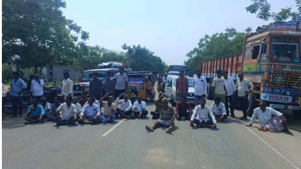 Medak farmers warn of boycotting polls over delay in paddy procurement