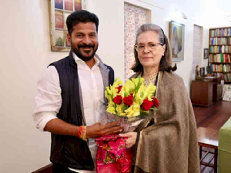 revanthbhattimeetsoniagandhiaskhertocontestfromkhammam