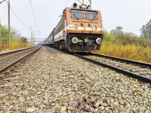 mancommitssuicidebyjumpinginfrontoftraininhyderabad: