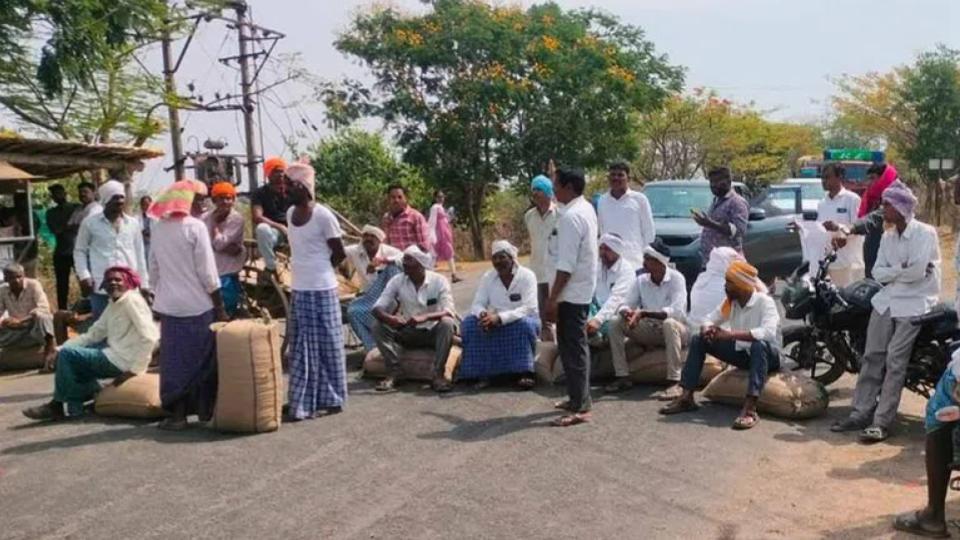 farmersblockadilabadmancherialroaddemandingimmediatemaizeprocurement