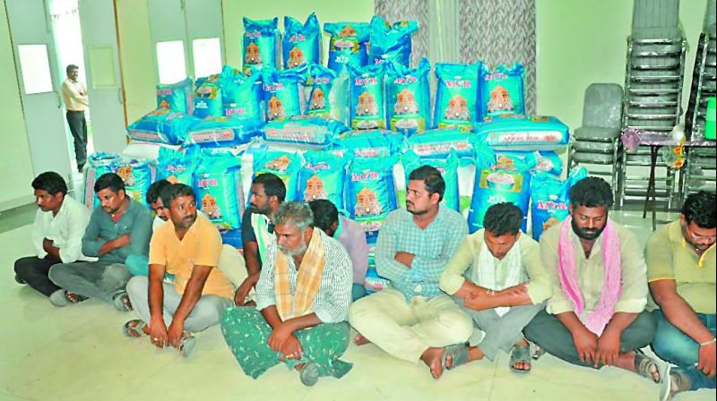 telangana:policeseize33quintalsoffakecottonseeds13held