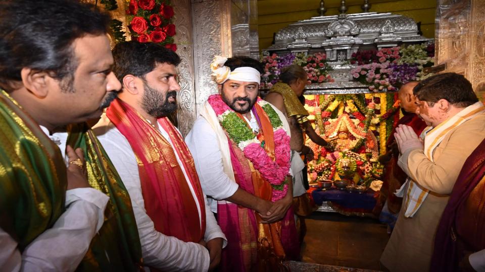 cmrevanthreddyoffersprayersatujjainimahakalitempleonbonalufestival