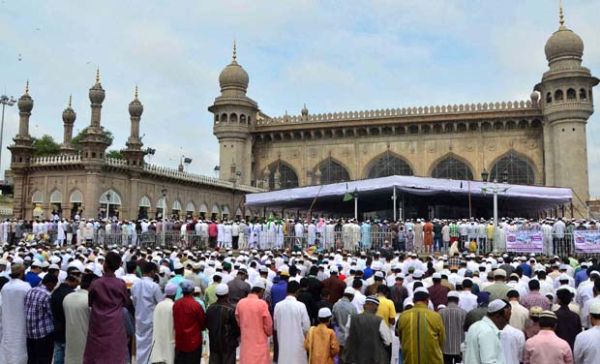 thousandsofmuslimsoffersjumatulvidaatmeccamasjid