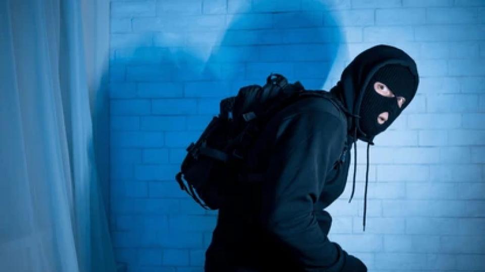 Burglars steal cash, gold from house in Habeebnagar