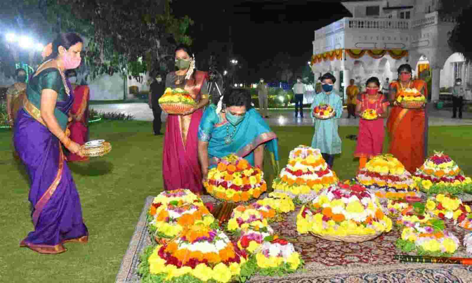 governortamilisaisoundararajancelebratesbathukammafestivalwithdoctors