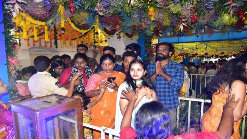 thousandsofdevoteesflocktolordkrishnatemplesforjanmashtamifestivities