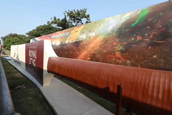 world’slargestcricketbat(561feetlongweighs9000kgs)ondisplayattankbund
