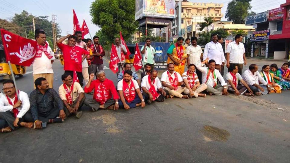 Bandh for BC quota going on peacefully in Khammam, Warangal