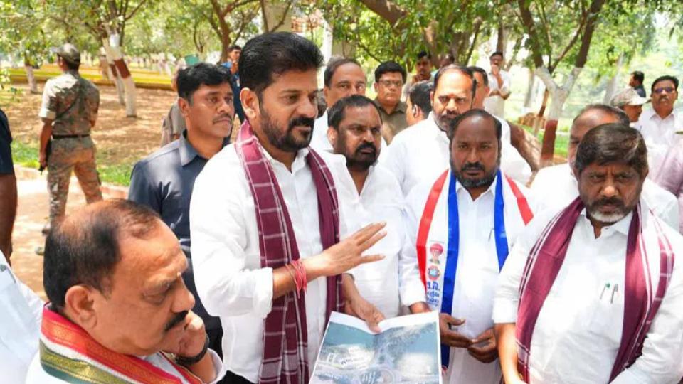 cmrevanthinspectsnecklaceroadsiteforjyotiraophulestatueinstallation