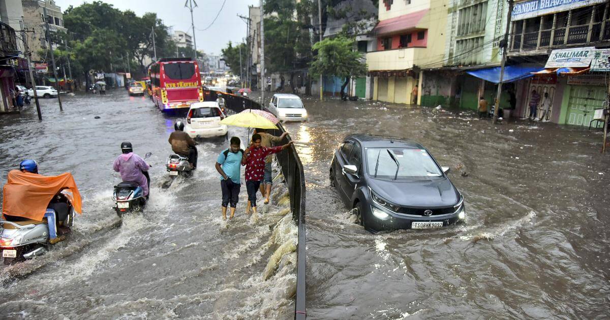 hyderabad-roads-waterlogged-after-heavy-afternoon-downpour