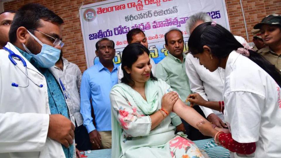 karimnagarcollectordonatesbloodatcampofnationalroadsafetyweek