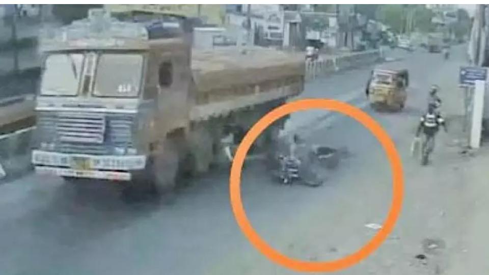 Water tanker rams motorcyclist in Narsingi, killed