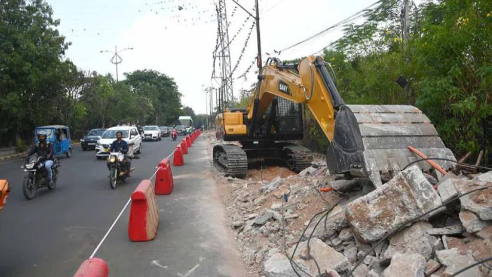 Excavation works near KBR Park trigger traffic jams