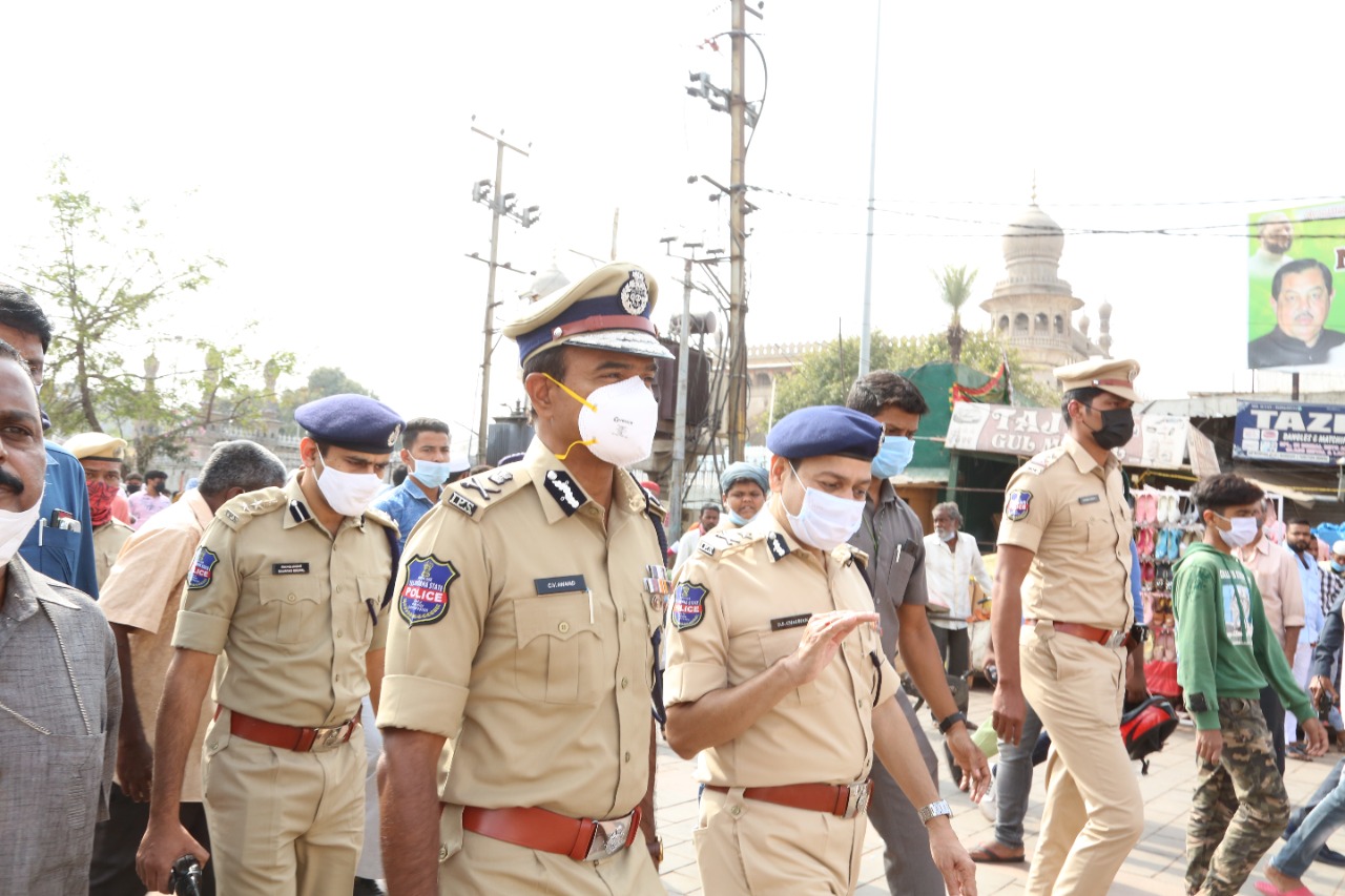 hyderabadcpcvanandconductssurprisechecksatnewpolicestationsinoldcity