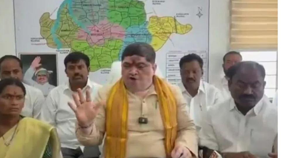 ponnamprabhakardemandsapologyfrompawankalyantotelanganapeople