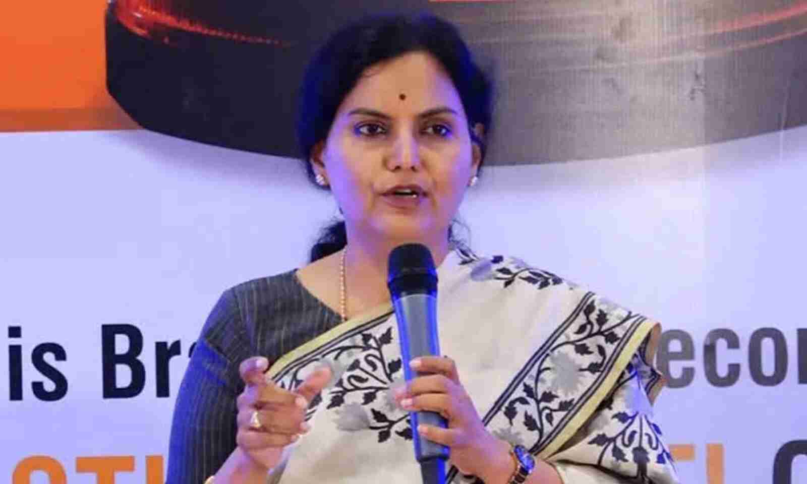 chiefsecretarysanthikumarimeetsunionsecretariesseeksresolutionofpendingissues