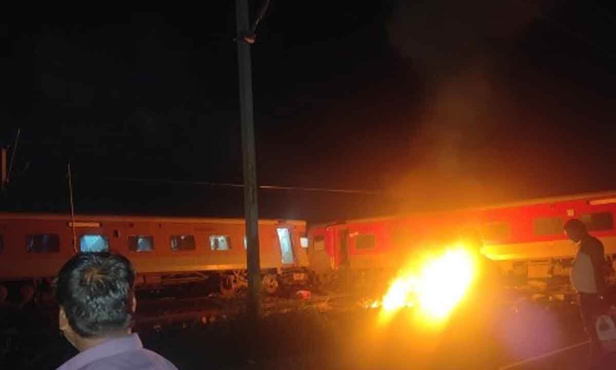 Massive fire breaks out at wholesale clothing shop near Charminar