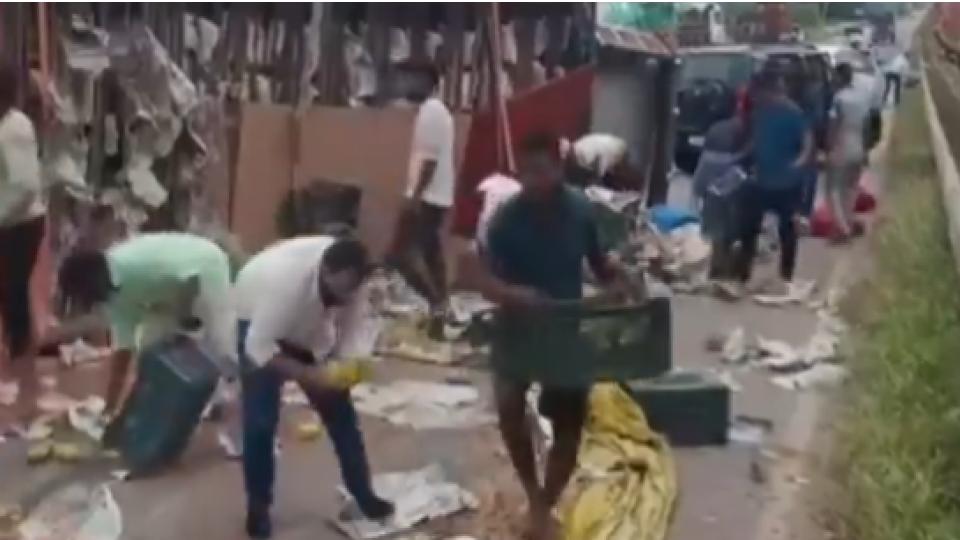 Video of locals flee with mangoes after truck overturns in Rangareddy