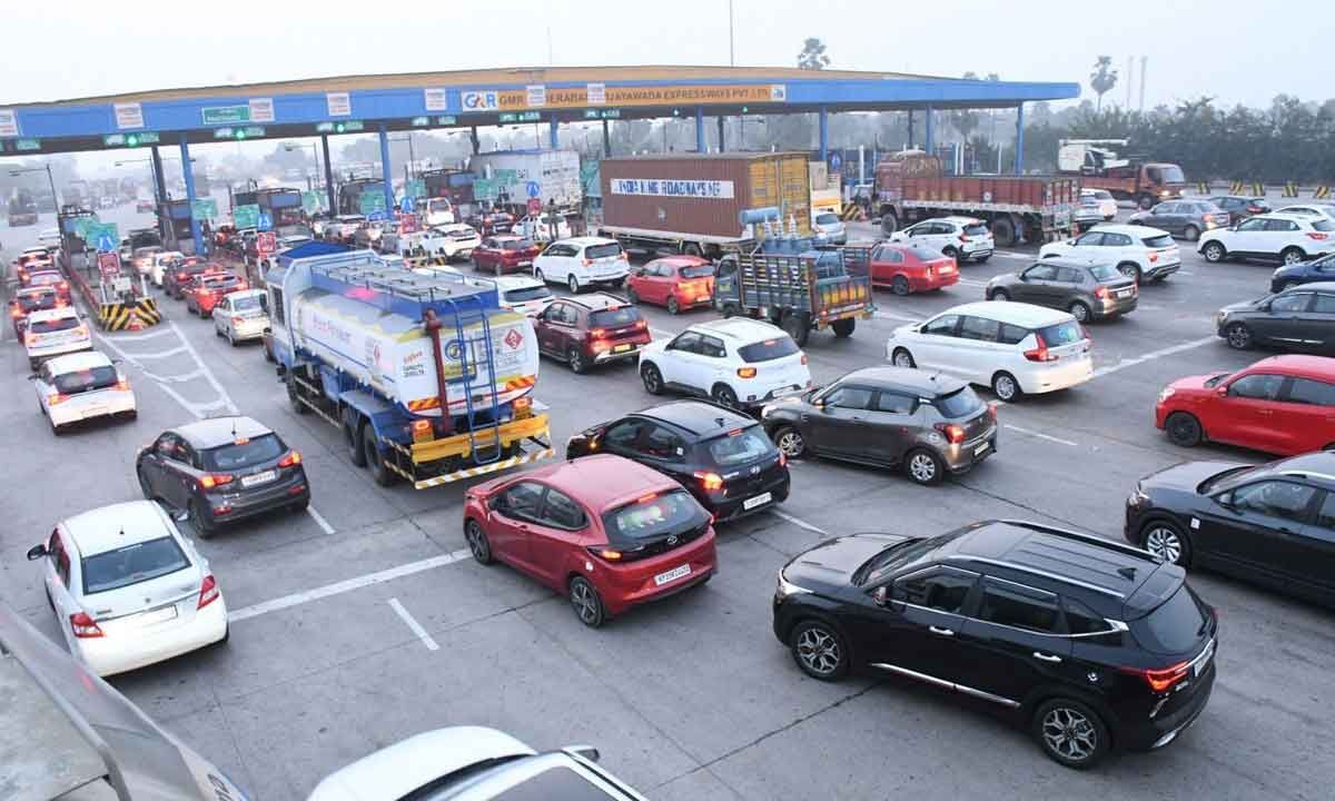 Dasara rush chokes highways out of Hyderabad, long queues at toll plazas