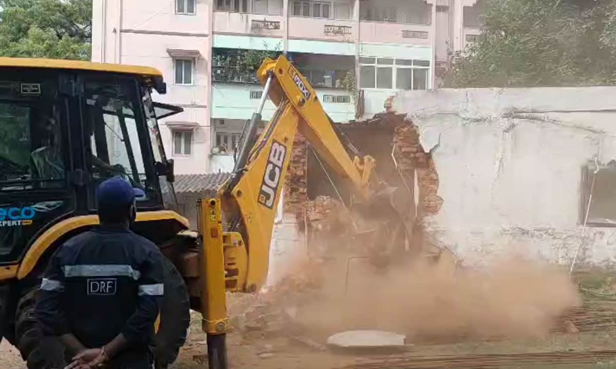 HYDRAA clears an unauthorised shed at Hydernagar