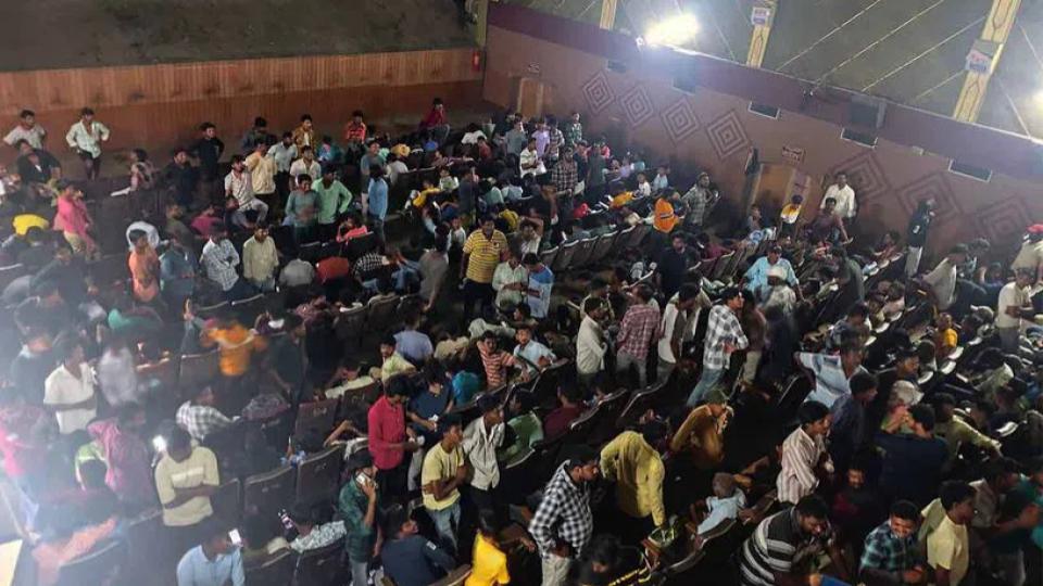 fansvandalisetheatreoverdelayinscreeningdevaramovieinkothagudem