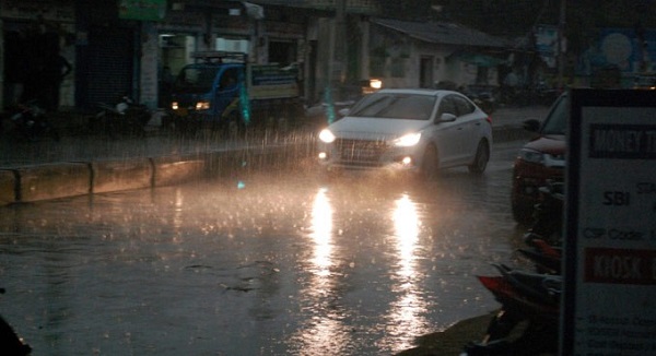 heavyrainswithlightningandastrongwindlashedoldwarangalandkarimnagardistricts