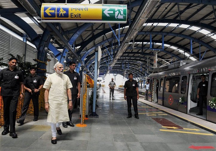 pmmoditorideonmetrorailtillkukatpallyafterlaunch