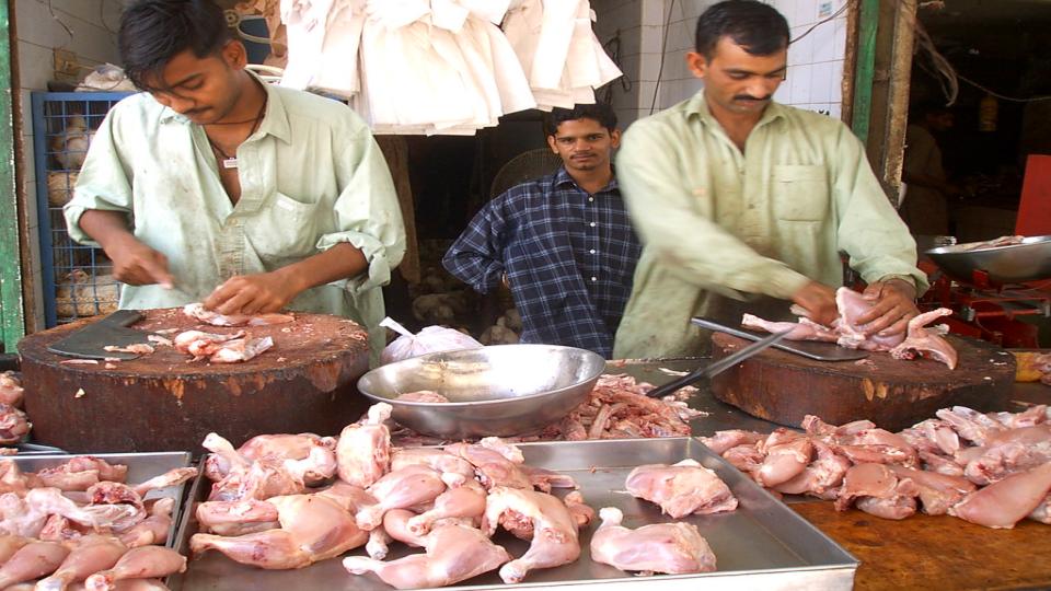 policeimposefineonshopsforsellingmeatongandhijayantiinmedak