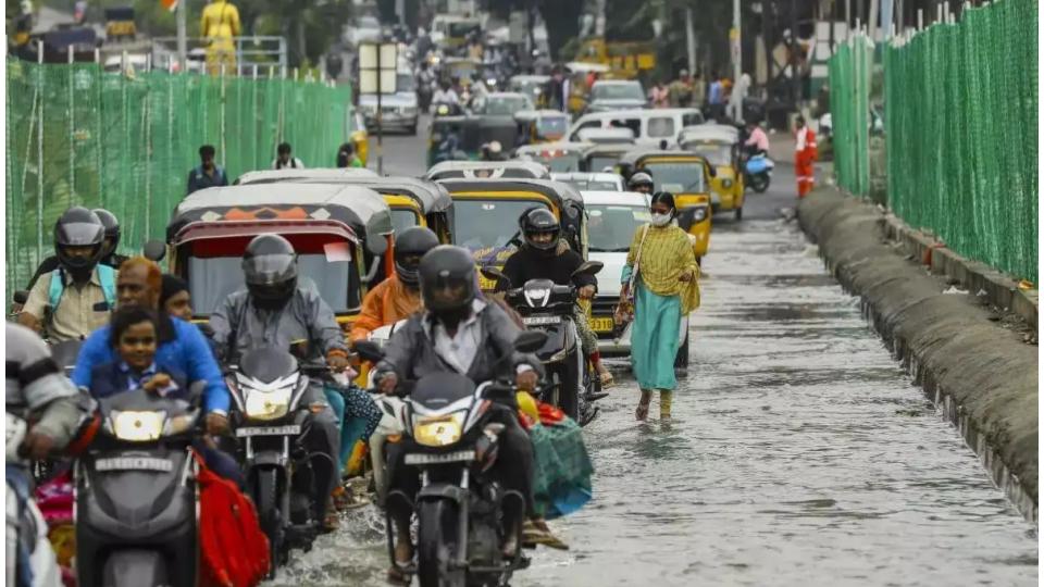 Waterlogging in several parts of Hyderabad due to heavy rainfall