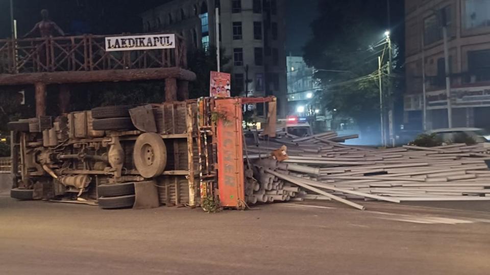 Truck carrying iron rod turned on its side in Lakdikapul
