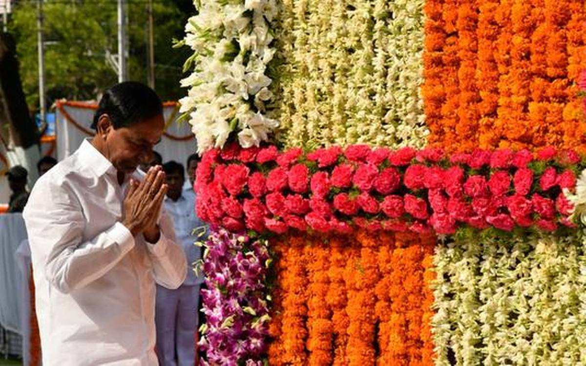 cmkchandrasekharraopaysfloraltributesatgunpark