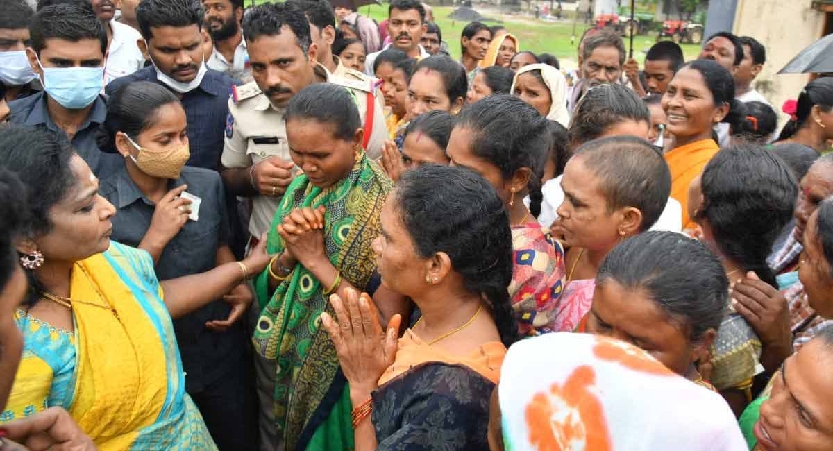 telanganagovernorvisitsfloodhitvillagesofbhadradridistrict