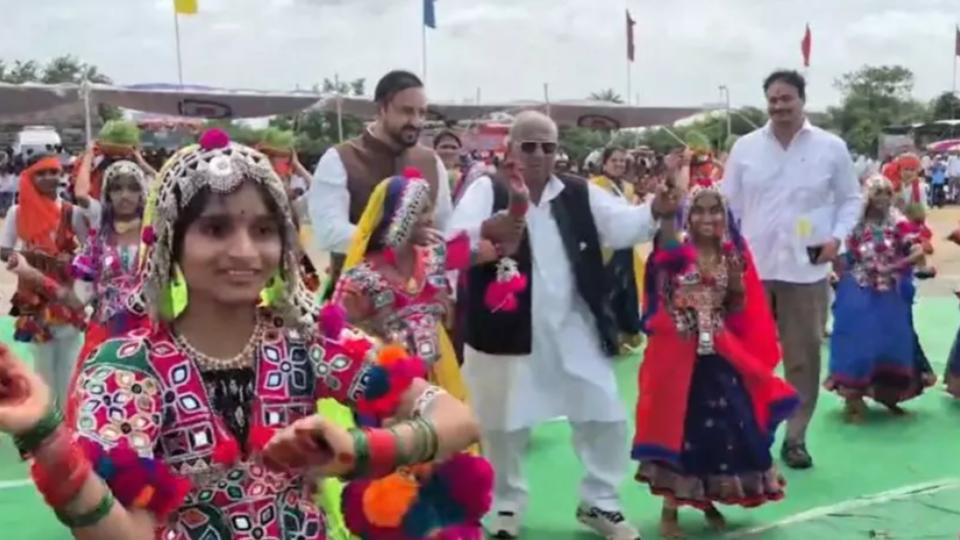 Video of Hanumantha Rao Dances With Students in Kamareddy 