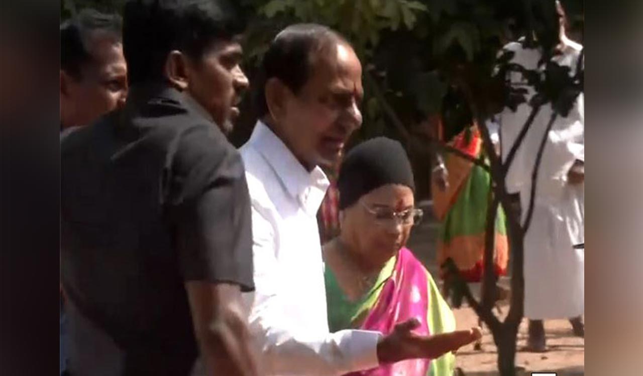  Ex-Telangana CM KCR votes in Siddipet