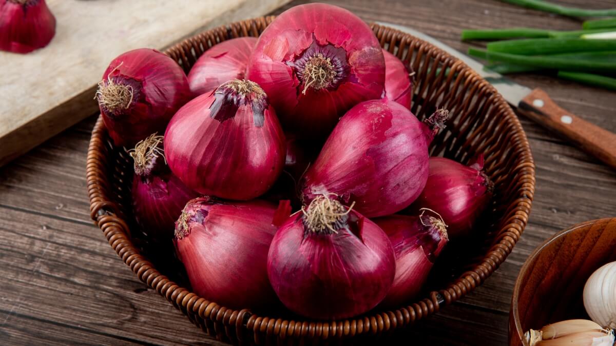 Onion prices remain high, squeezing household budgets and eateries