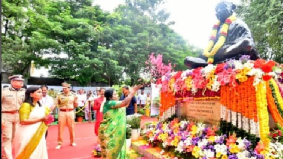 governor-tamilisai-soundararajan-pays-tributes-at-hyderabads-bapu-ghat