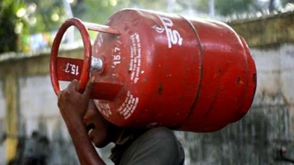 Daylight LPG cylinder theft at Alkapoor Township in Narsingi