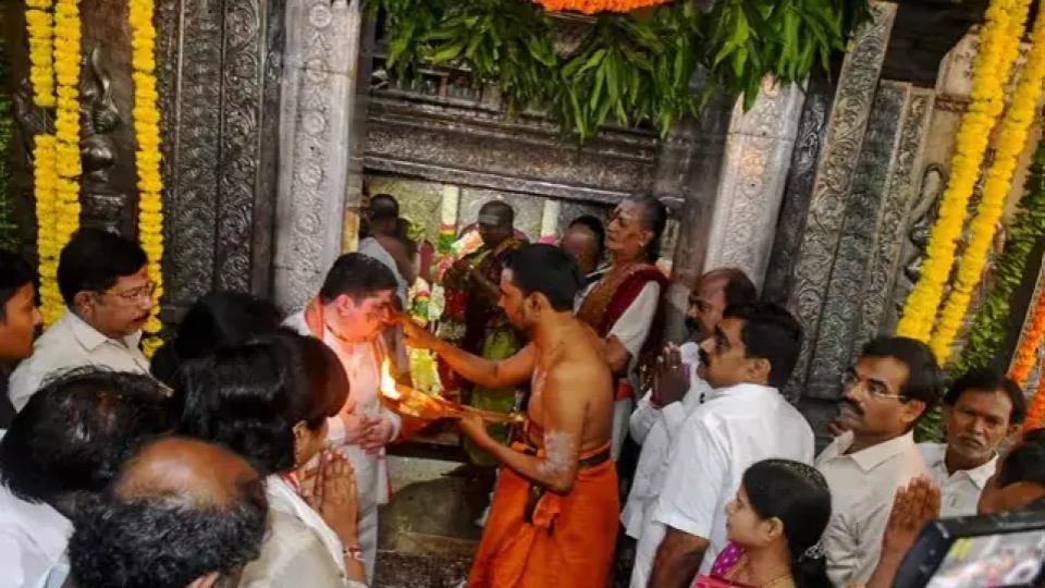 Ponnam Oversees Arrangements For Bonalu 2025