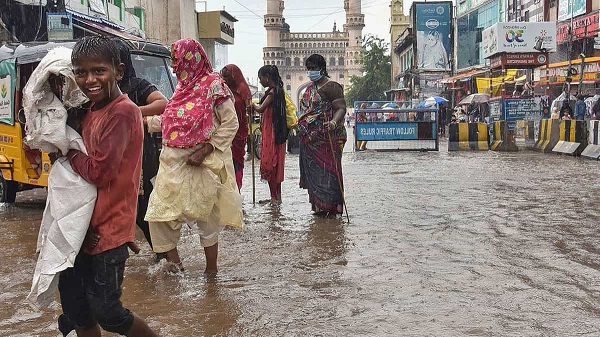 heavyrainslasheshyderabad;peopleadvisedtostayindoors