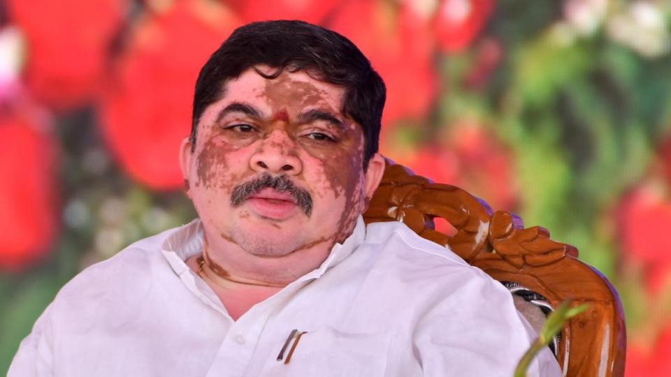 ABVP activists attempt to attack Ponnam Prabhakar home in Karimnagar