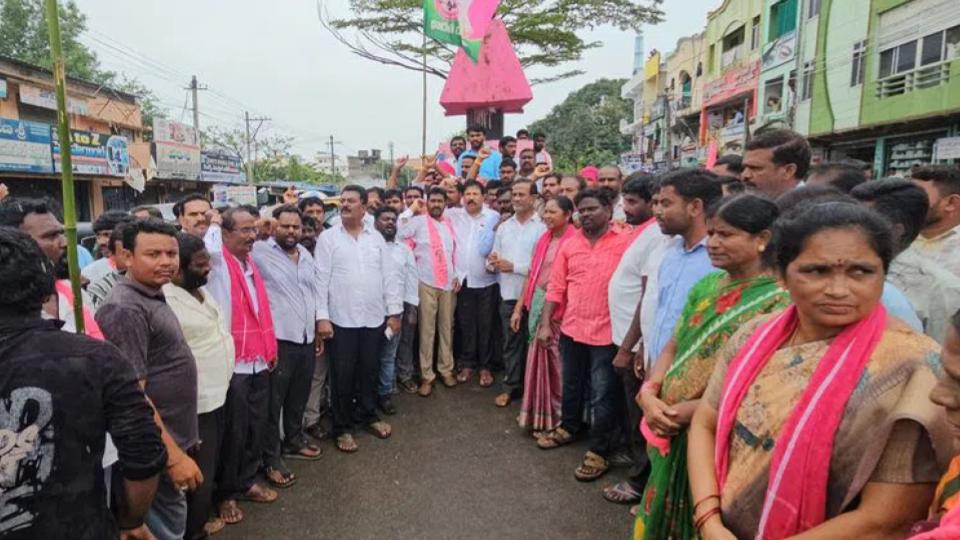 Narsampet bandh held over removal of Peddi Sudharshan Reddy’s statue