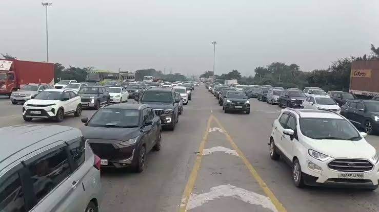 Heavy traffic at Pantangi toll plaza as commuters return to cities after Dasara