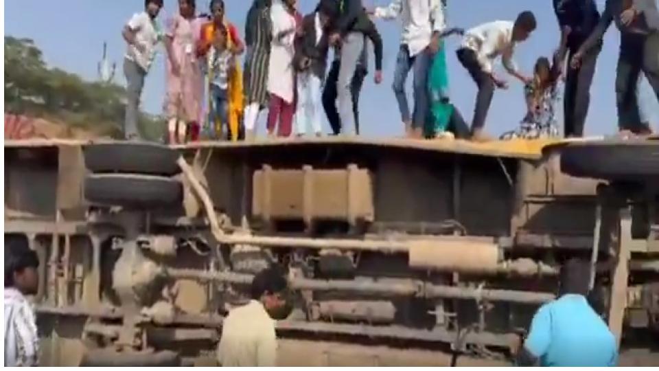 Video of Private School Bus Overturns in Shamshabad, Students Injured