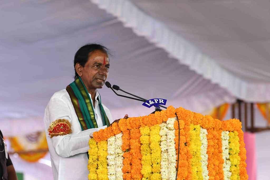 telanganacmkchandrasekharraoannounceshealthcumlifeinsuranceschemeforfarmers